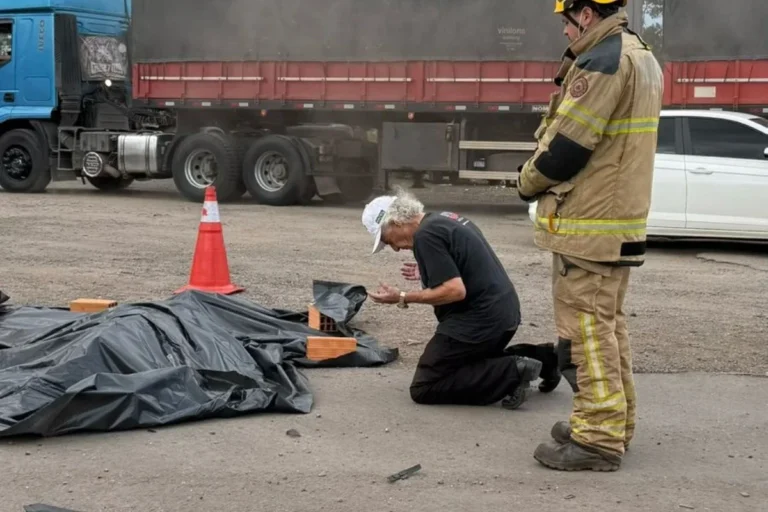 Cena de Compaixão: Motorista Ora ao Lado de Motociclista Morto no RS